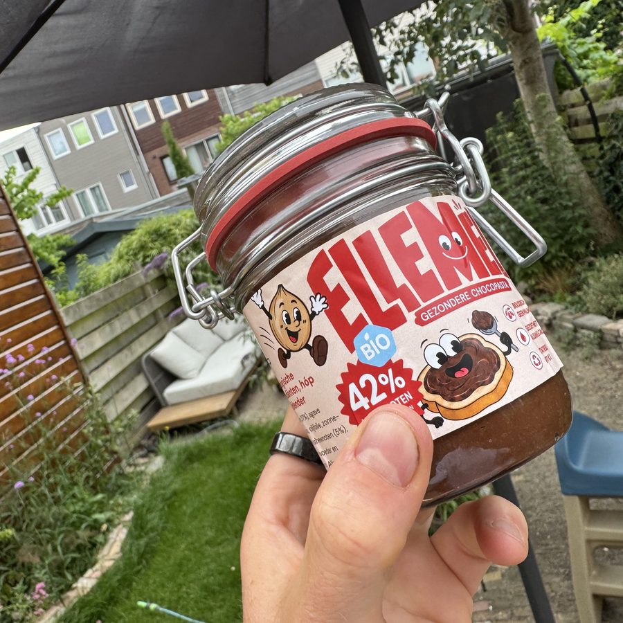 Pot Ellemel chocopasta in de tuin
