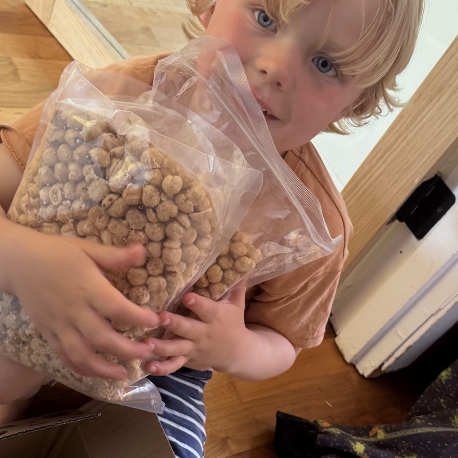 Melle met zakken hazelnoten