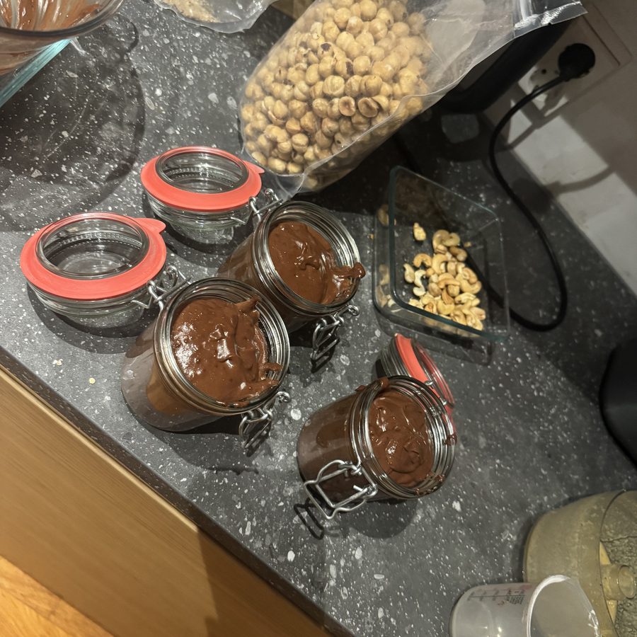 Verse potten net gevuld in de keuken